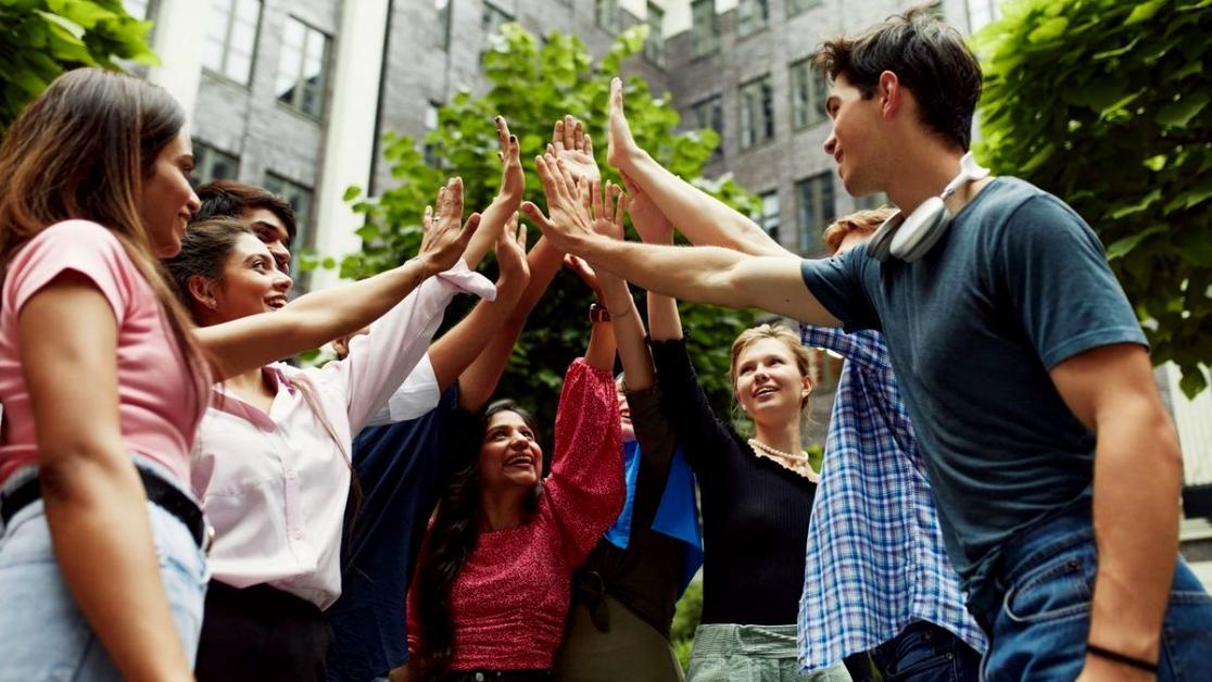 Grupo de estudiantes colaborando en análisis de caso práctico