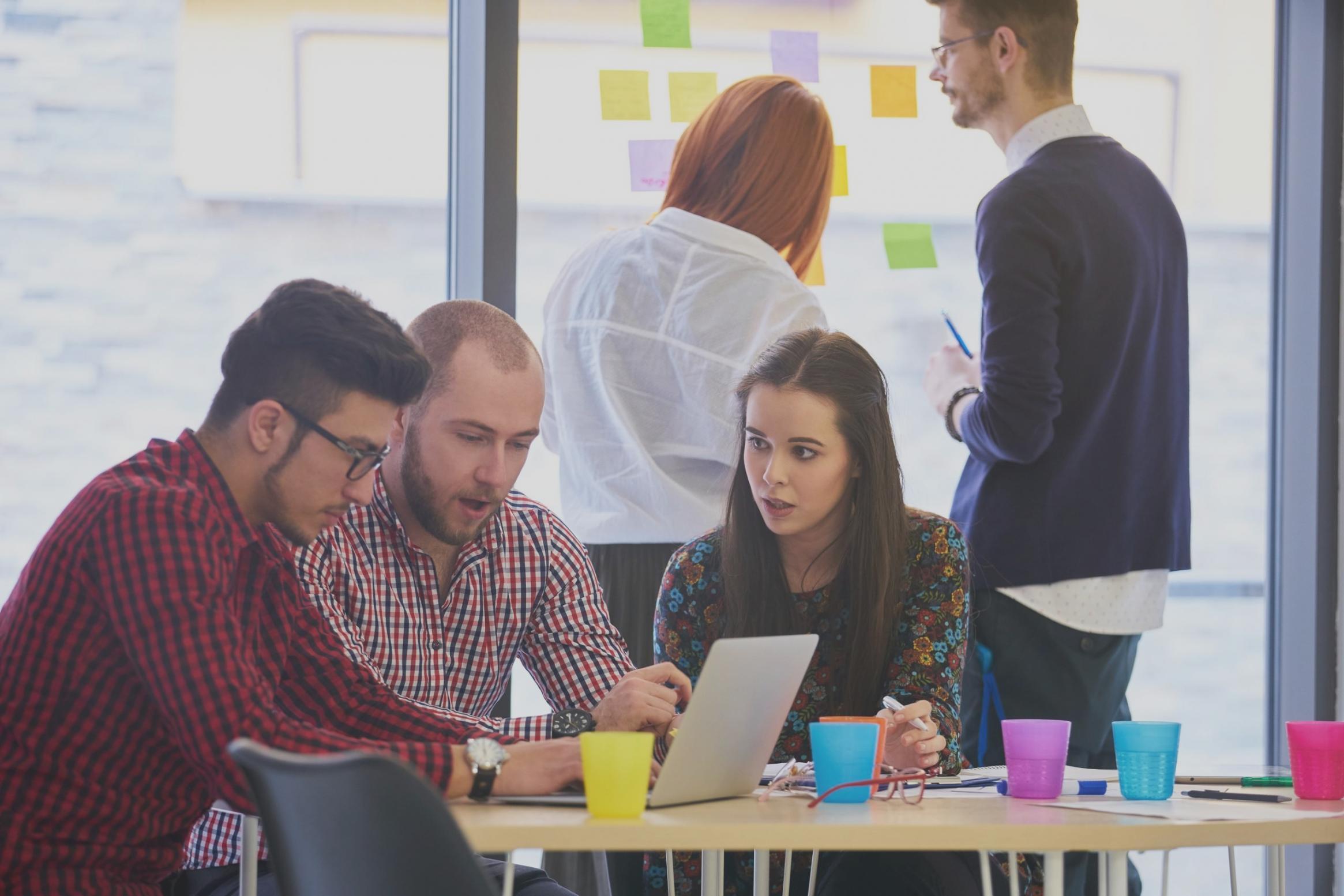 Equipo trabajando en análisis de negocios