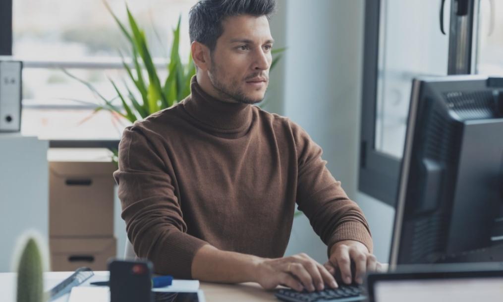 Profesionales analizando estrategias de negocio