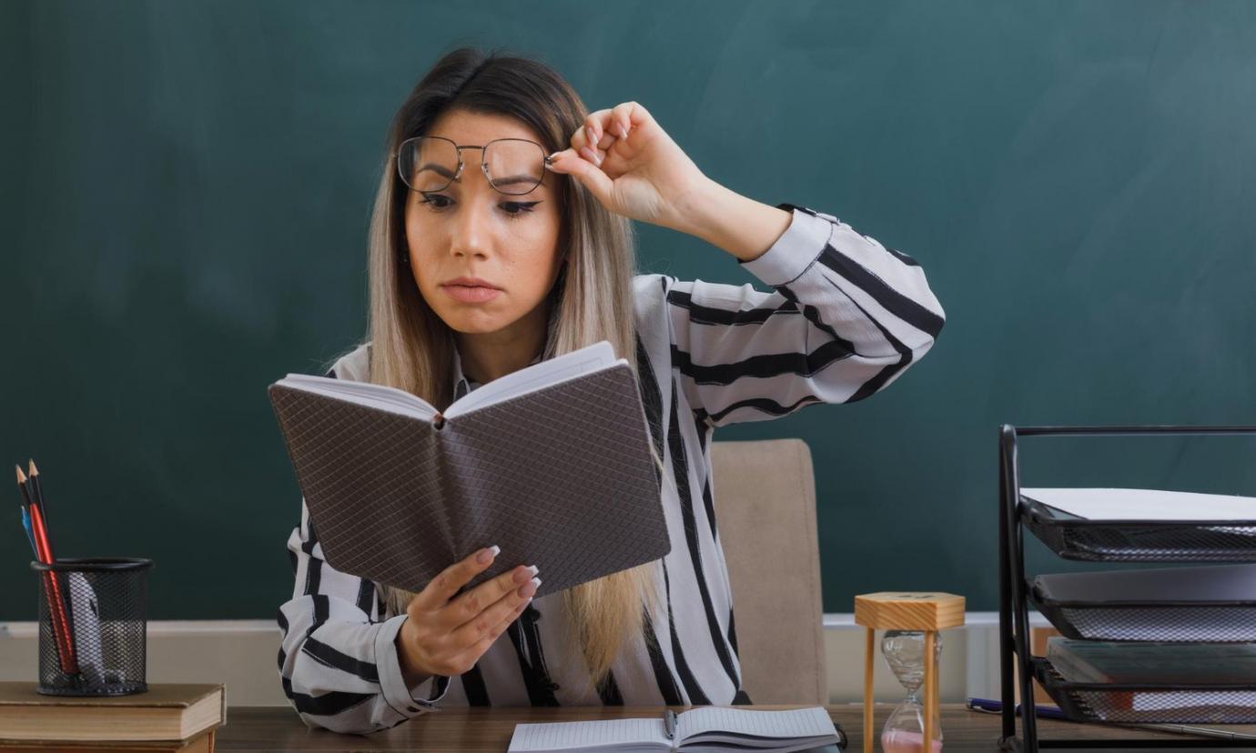 Estudiantes analizando documentos financieros durante sesión práctica