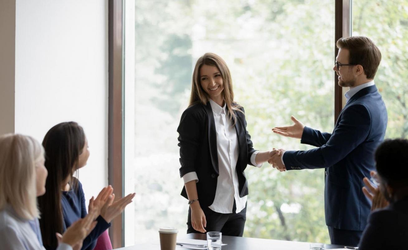 Espacio de trabajo profesional con materiales de estudio organizados